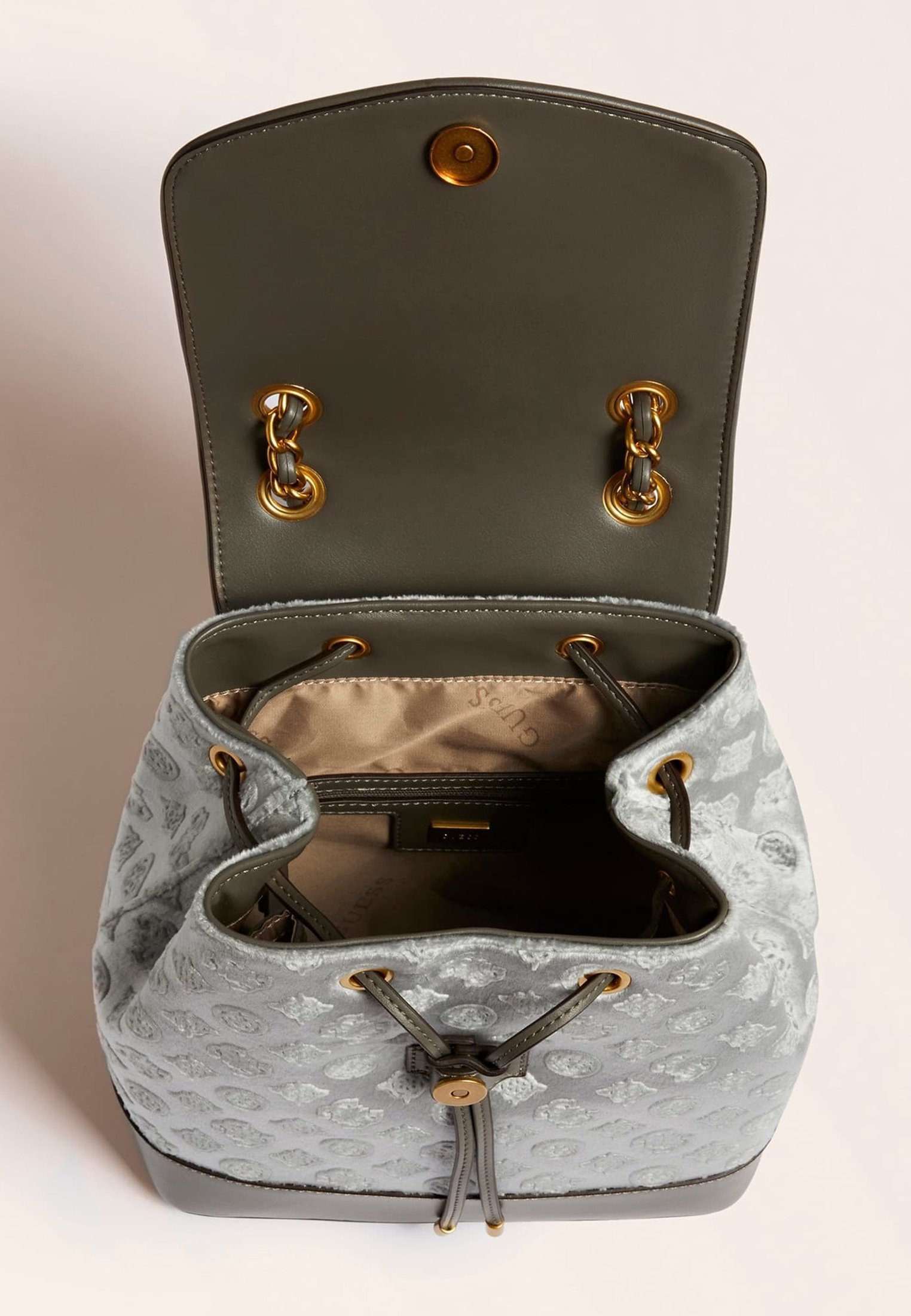 Guess rucksack samt Clearance